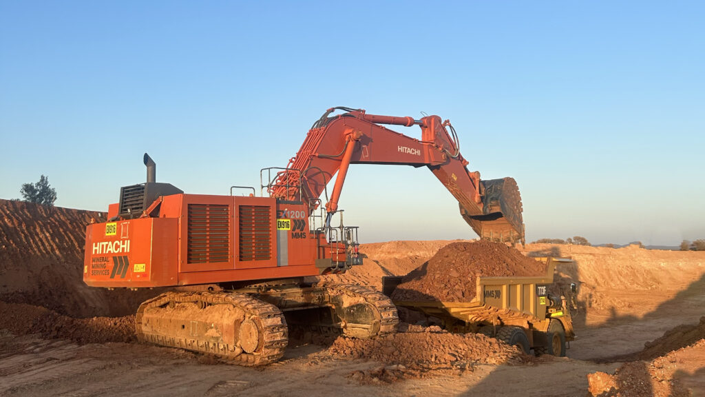 Hitachi-EX1200-load-ore