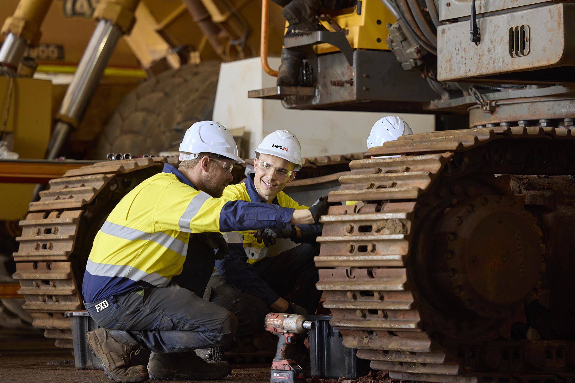 MMS-engineers-inspecting-excavator-tire