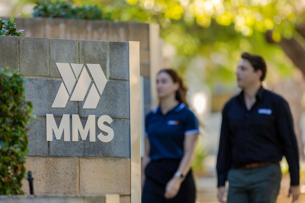 plaque-MMS-logo-two-employees-behind