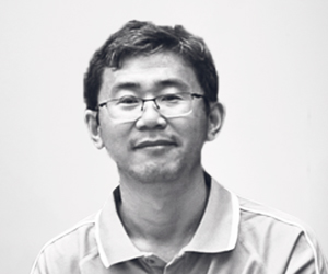 Black-and-white-Portrait-of-MMS-Principle-Mining-Engineer